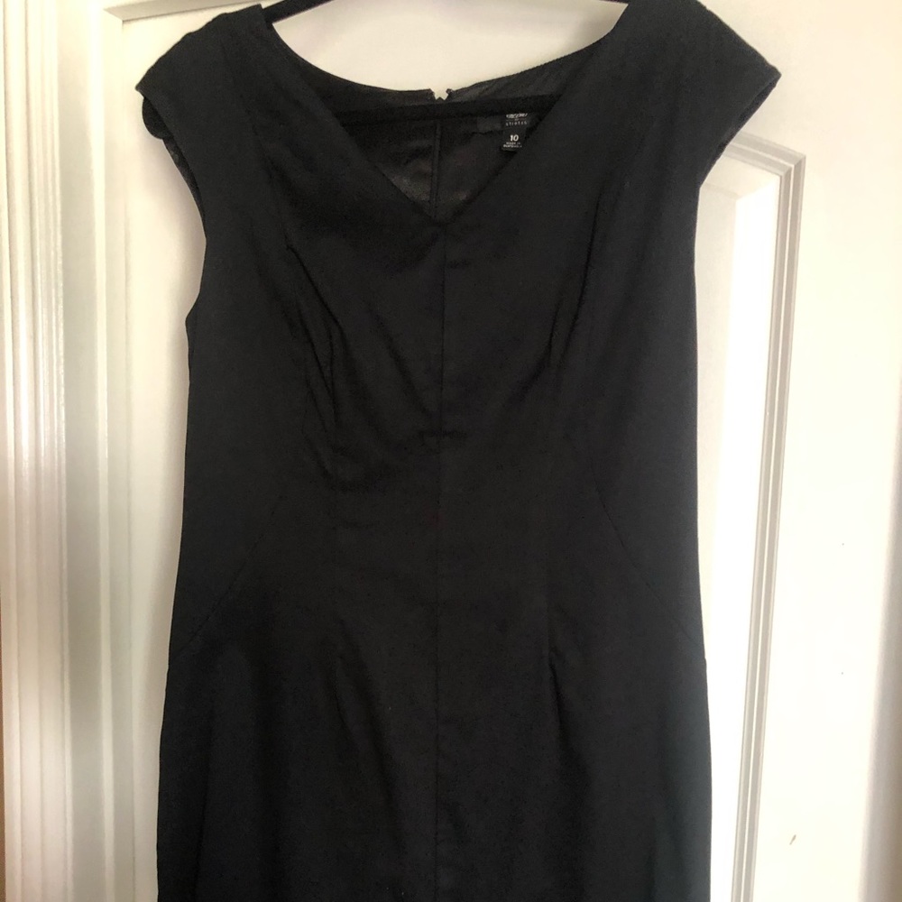 Basic black dress, you can accessorize! 😍